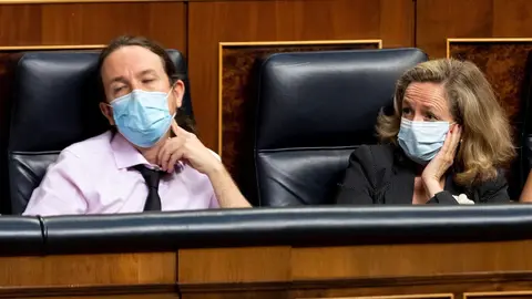 Los vicepresidentes segundo y tercero del Gobierno, Pablo Iglesias y Nadia Calvi&ntilde;o..