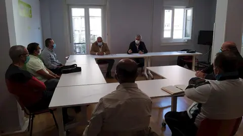 El portavoz del PRC, Jos&eacute; Mar&iacute;a Fuentes Pila, con el comit&eacute; de empresa de Ascan-Geaser