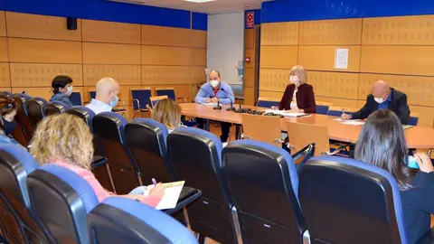 La consejera de Educaci&oacute;n, Marina Lomb&oacute;, con la Junta de Personal Docente