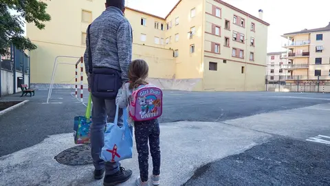 Un padre frente a las puertas del Colegio P&uacute;blico V&iacute;ctor Pradera en el primer d&iacute;a de colegio del curso escolar 2020-2021en Pamplona, Navarra (Espa&ntilde;a), a 4 de septiembre de 2020. 