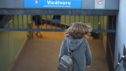 Imagen de una persona entrando al metro de Madrid.