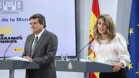 El ministro de Seguridad Social y Migraciones, Jos&eacute; Luis Escriv&aacute;, y la ministra Trabajo y Econom&iacute;a Social, Yolanda D&iacute;az, comparecen en rueda de prensa posterior al Consejo de Ministro celebrado en Moncloa, en Madrid (Espa&ntilde;a), a 29 de septiembre de 2020.