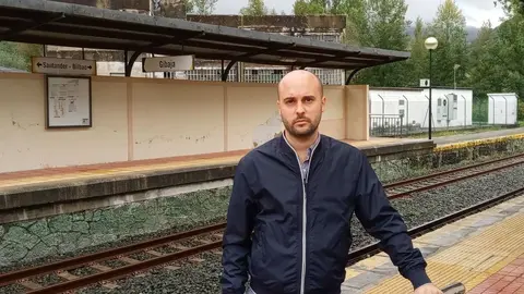 El representante de IU Cantabria, Israel Ruiz Salm&oacute;n, en la estaci&oacute;n de tren de Gibaja, la &uacute;ltima c&aacute;ntabra en sentido Santander-Bilbao