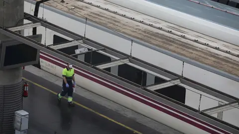 Imagen de un trabajador en la estaci&oacute;n de Atocha