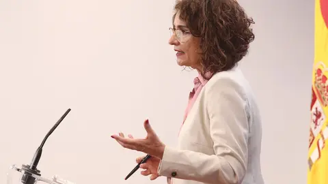 La ministra Portavoz y de Sanidad, Mar&iacute;a Jes&uacute;s Montero, interviene durante una rueda de prensa convocada tras la sesi&oacute;n de control al Gobierno en el Congreso de los Diputados, en Madrid (Espa&ntilde;a), a 30 de septiembre de 2020.