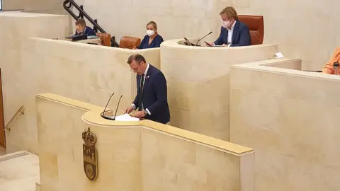 El consejero de Desarrollo Rural, Ganader&iacute;a y Medio Ambiente, Guillermo Blanco, en la tribuna del Parlamento