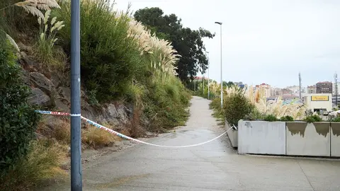 Cord&oacute;n policial en las inmediaciones del descampado donde aparecieron los restos.