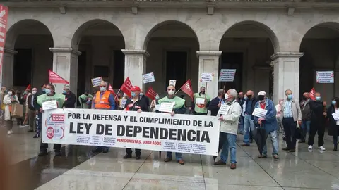 Concentraci&oacute;n de pensionistas de UGT y CC.OO en la Plaza Porticada