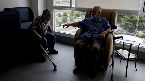 Dos mayores en una residencia