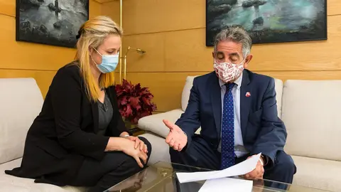 Revilla con la alcaldesa de Valle de Villaverde