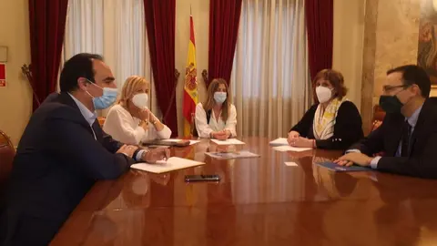 El senador del PP por Cantabria Javier Puente en una reuni&oacute;n con la Federaci&oacute;n de Familias Numerosas