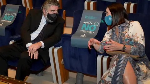 La alcaldesa de Santander, Gema Igual, con el ministro de Cultura, Jos&eacute; MIguel Uribes, en el FIS