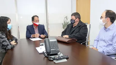 Reuni&oacute;n del consejero de Obras P&uacute;blicas y vecinos de San Rom&aacute;sn sobre la depuradora