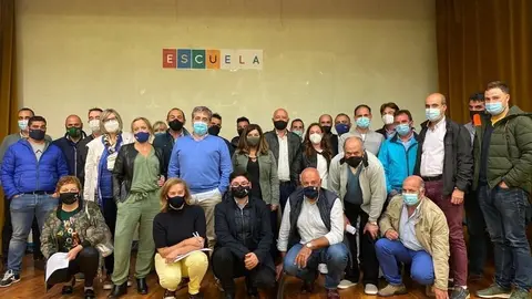 La presidenta del PP de Cantabria, Mar&iacute;a Jos&eacute; S&aacute;enz de Buruaga, con representantes de las entidades locales menores de Campoo