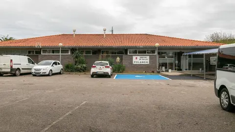 Edificio actual del centro de salud de Polanco, que la Consejer&iacute;a de Sanidad prev&eacute; ampliar para atender la demanda