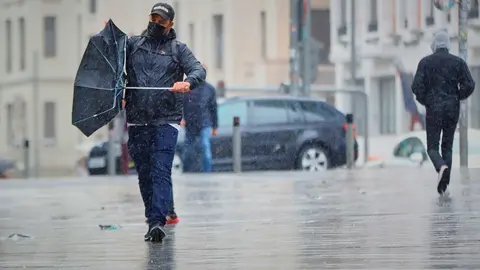 Transe&uacute;ntes pasean por el centro de la capital en una jornada marcada por las lluvias y la bajada de temperaturas, en Madrid, (Espa&ntilde;a), a 2 de octubre de 2020. Esto se debe a la llegada de la borrasca atl&aacute;ntica Alex que se profundiza desde ayer de forma m