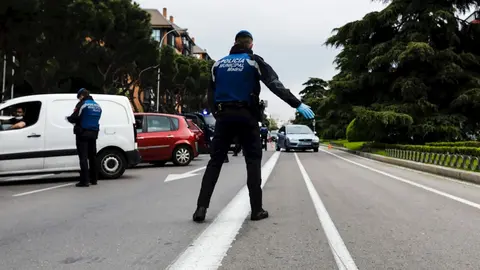 Agentes de la Polic&iacute;a Municipal de Madrid efect&uacute;an controles dentro de las medidas de prevenci&oacute;n de la COVID-19