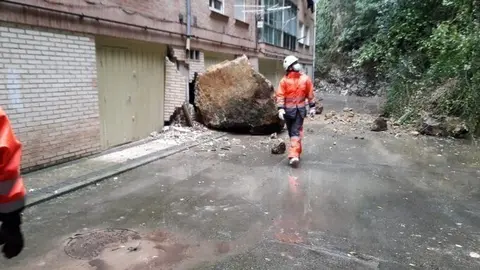 El temporal provoca el desprendimiento de una roca sobre un edificio en Laredo