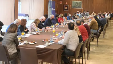 La portavoz del PP en el Congreso, Cuca Gamarra, se re&uacute;ne con dirigentes y alcaldes y concejales del PP de Cantabria