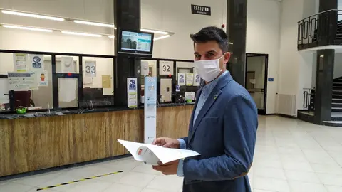 El portavoz del Grupo Municipal Socialista de Santander, Daniel Fern&aacute;ndez, en el registro