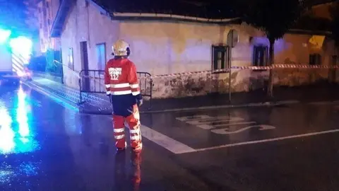 Bombero del 112 ante la casa donde se ha ca&iacute;do el tejado