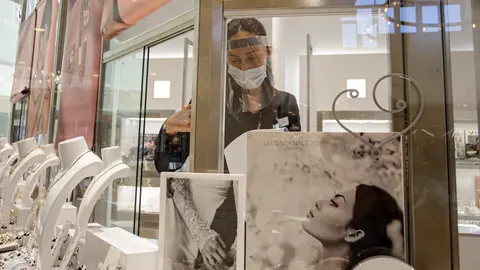 Una trabajadora de una joyer&iacute;a