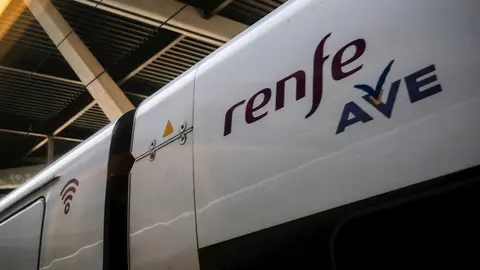 Vag&oacute;n de un tren AVE de Renfe en las v&iacute;as de la Estaci&oacute;n de Atocha, en Madrid (Espa&ntilde;a)