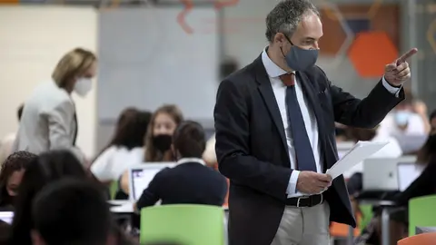 El profesor de Matem&aacute;ticas de 4&ordm; de la ESO, Alejandro D&iacute;az, durante una clase impartida en el colegio SEK Ciudalcampo, en San Sebasti&aacute;n de los Reyes, Madrid (Espa&ntilde;a), a 18 de septiembre de 2020. El Colegio internacional y privado SEK Ciudalcampo es uno de