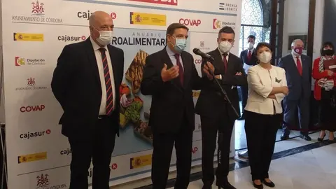 El ministro de Agricultura, Pesca y Alimentaci&oacute;n, Luis Planas (centro), junto al presidente de la Diputaci&oacute;n de C&oacute;rdoba, Antonio Ruiz (izda.), atiende  los medios de comunicaci&oacute;n