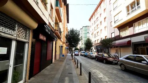 Ambiente vac&iacute;o por las calles del barrio La Inmobiliaria de Torrelavega durante el confinamiento