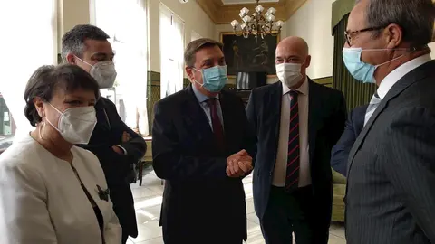 El ministro de Agricultura, Pesca y Alimentaci&oacute;n, Luis Planas (centro), antes de la presentaci&oacute;n del Anuario Agroalimentario 2020 de 'Diario de C&oacute;rdoba'