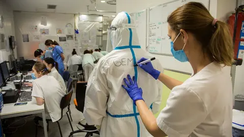 Colocaci&oacute;n de EPIs en la UCI de Valdecilla