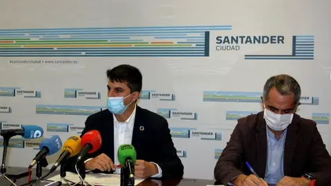 Los portavoces municipales de Santander de PSOE, Daniel Fern&aacute;ndez, y UxS,Miguel Saro