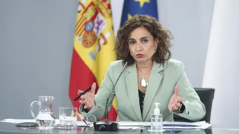 La ministra portavoz y de Hacienda, Mar&iacute;a Jes&uacute;s Montero, comparece en rueda de prensa posterior al Consejo de Ministros en Moncloa, en Madrid (Espa&ntilde;a), a 6 de octubre de 2020.