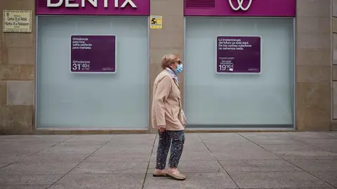 Una mujer paseas enfrente de una cl&iacute;nica. En Pamplona, Navarra (Espa&ntilde;a), a 25 de mayo de 2020.