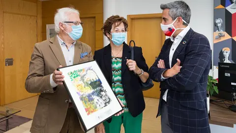 Zuloaga entrega un reconocimiento a la Asociaci&oacute;n de la Tercera Edad de Cabu&eacute;rniga con motivo de su 25 aniversario