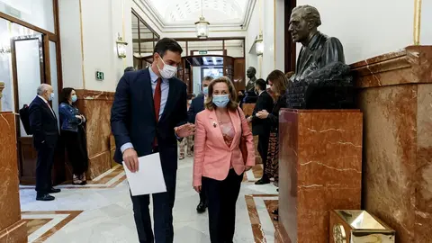 El presidente del Gobierno, Pedro S&aacute;nchez (i) y la ministra de Econom&iacute;a y vicepresidenta tercera del Gobierno, Nadia Calvi&ntilde;o.
