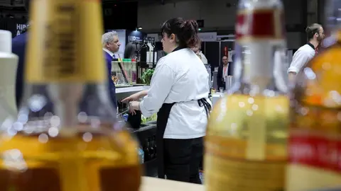 Una camarera en un bar. Archivo