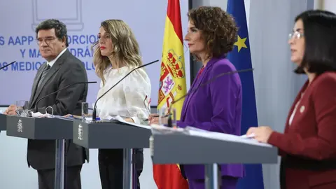 (I-D) El ministro de Seguridad Social y Migraciones, Jos&eacute; Luis Escriv&aacute;, la ministra Trabajo y Econom&iacute;a Social, Yolanda D&iacute;az, la ministra portavoz y de Hacienda, Mar&iacute;a Jes&uacute;s Montero y la ministra de Pol&iacute;tica Territorial y Funci&oacute;n P&uacute;blica, Carolina Darias