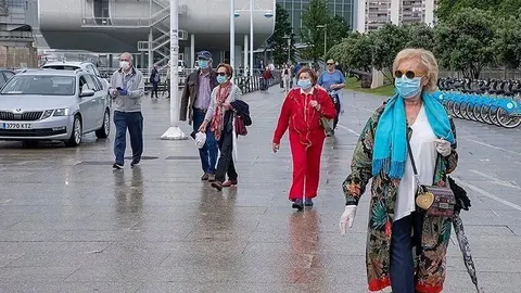 Gente paseando por Santander con mascarilla
