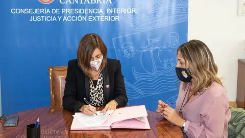 La consejera de Presidencia, Paula Fern&aacute;ndez, y la alcaldesa de Sol&oacute;rzano, Gema Perojo, firman un acuerdo marco de colaboraci&oacute;n