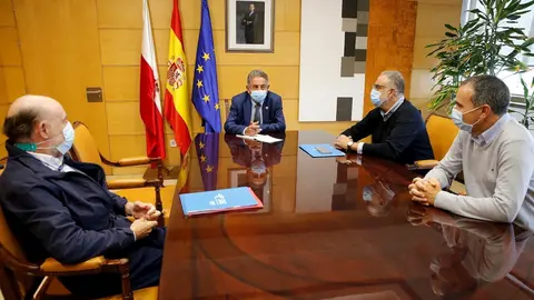 El presidente de Cantabria, Miguel &Aacute;ngel Revilla, con representantes del Sindicato M&eacute;dico