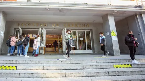 Varios j&oacute;venes charlan antes de entrar a clase en la Facultad de Derecho de la UCM, en el Campus Universitario de Moncloa, en Ciudad Universitaria (Madrid)