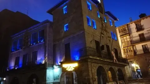 Fachada iluminada de azul