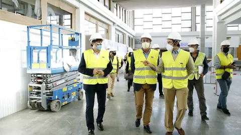 El presidente del Puerto de Santander, Jaime Gonz&aacute;lez, y el consejero de Industria y Transporte, Francisco Mart&iacute;n, visitan las obras de rehabilitaci&oacute;n de la Estaci&oacute;n Mar&iacute;tima
