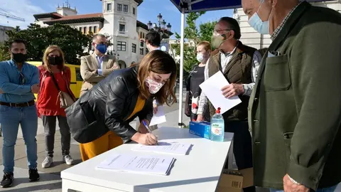 La presidenta del PP, Mar&iacute;a Jos&eacute; S&aacute;enz de Buruaga, en la recogida de firmas