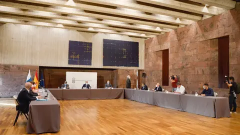 El ministro de Seguridad Social y Migraciones, Jos&eacute; Luis Escriv&aacute;; y el presidente de Canarias, &Aacute;ngel V&iacute;ctor Torres, durante una reuni&oacute;n con organizaciones sindicales y empresariales, en Santa Cruz de Tenerife, (Canarias), a 8 de octubre de 2020.