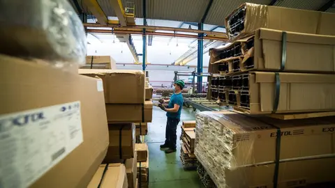 Un trabajador, en su jornada laboral en una empresa.