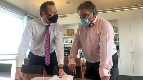 El consejero de Desarrollo Rural, Ganader&iacute;a, Pesca, Alimentaci&oacute;n y Medio Ambiente, Guillermo Blanco, y el alcalde de Noja, Miguel &Aacute;ngel Ruiz