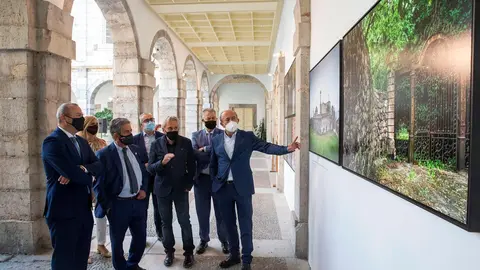 El presidente de Cantabria, Miguel &Aacute;ngel Revilla, y el alcalde de Las Palmas, Augusto Hidalgo, visitan junto a otras autoridades la exposici&oacute;n 'Cuarenta leguas por Cantabria', que homenajea a Gald&oacute;s